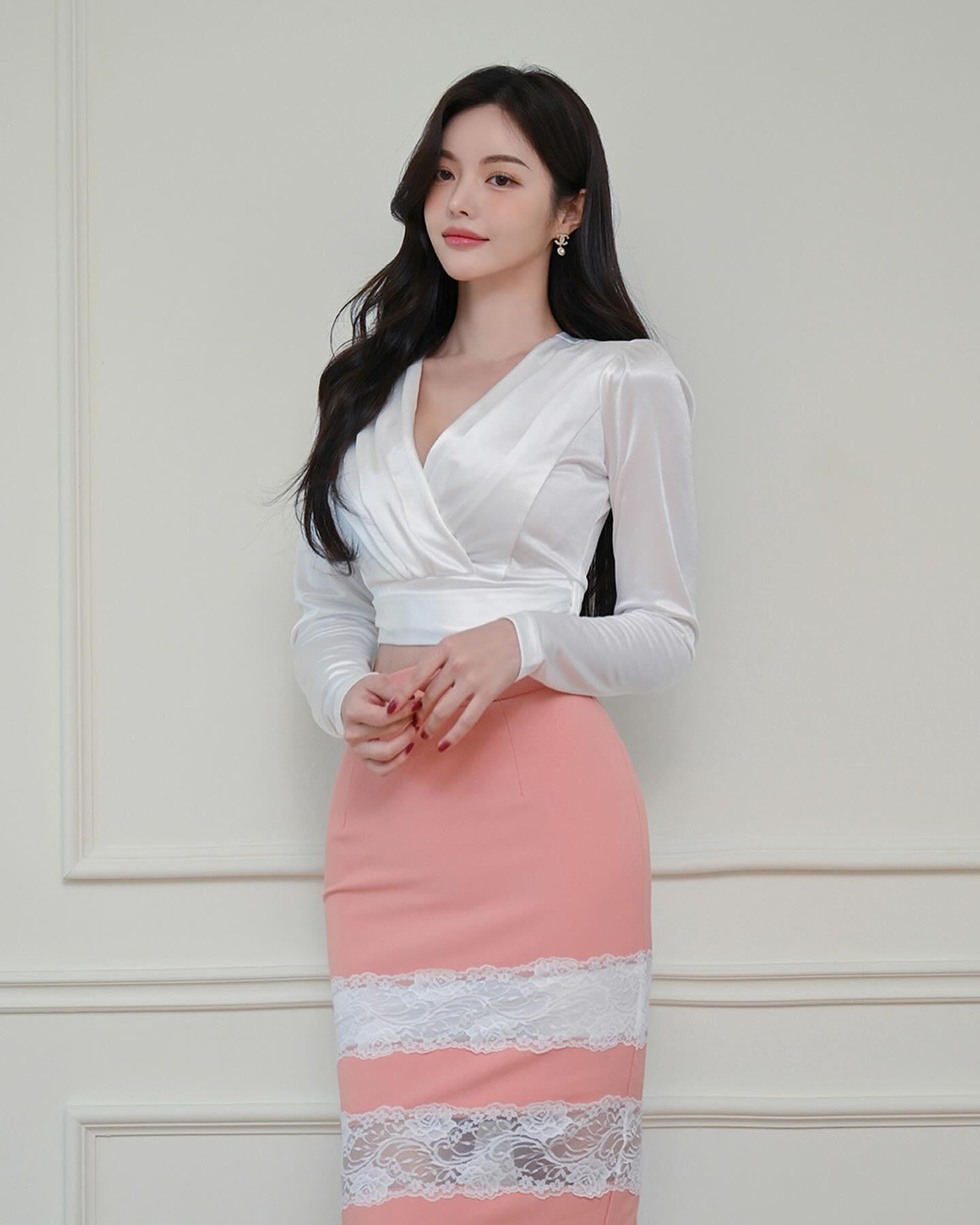 霓梓心:清新自然的时尚模特 韩国时尚模特霓梓心身着粉色短裙,白色