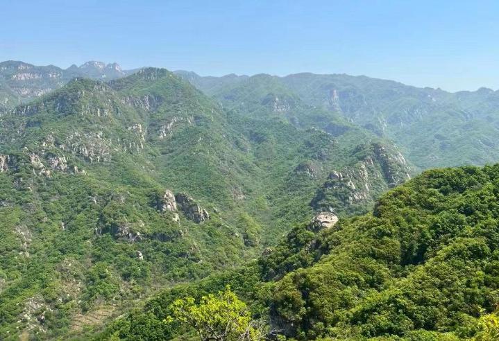 天门山:北京的秘境 天门山,位于北京密云区群山之间,是一个未被大众
