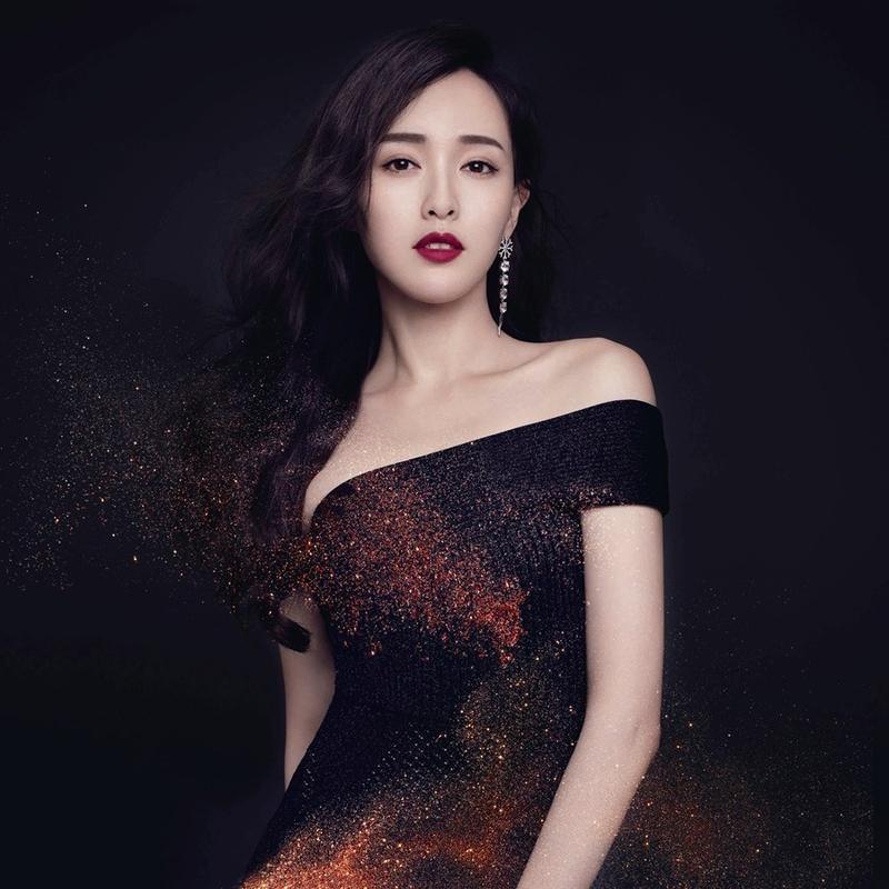 岁月洗礼下的美人风华 在最近的芭莎夜舞台上,赵丽颖和唐嫣两大女神