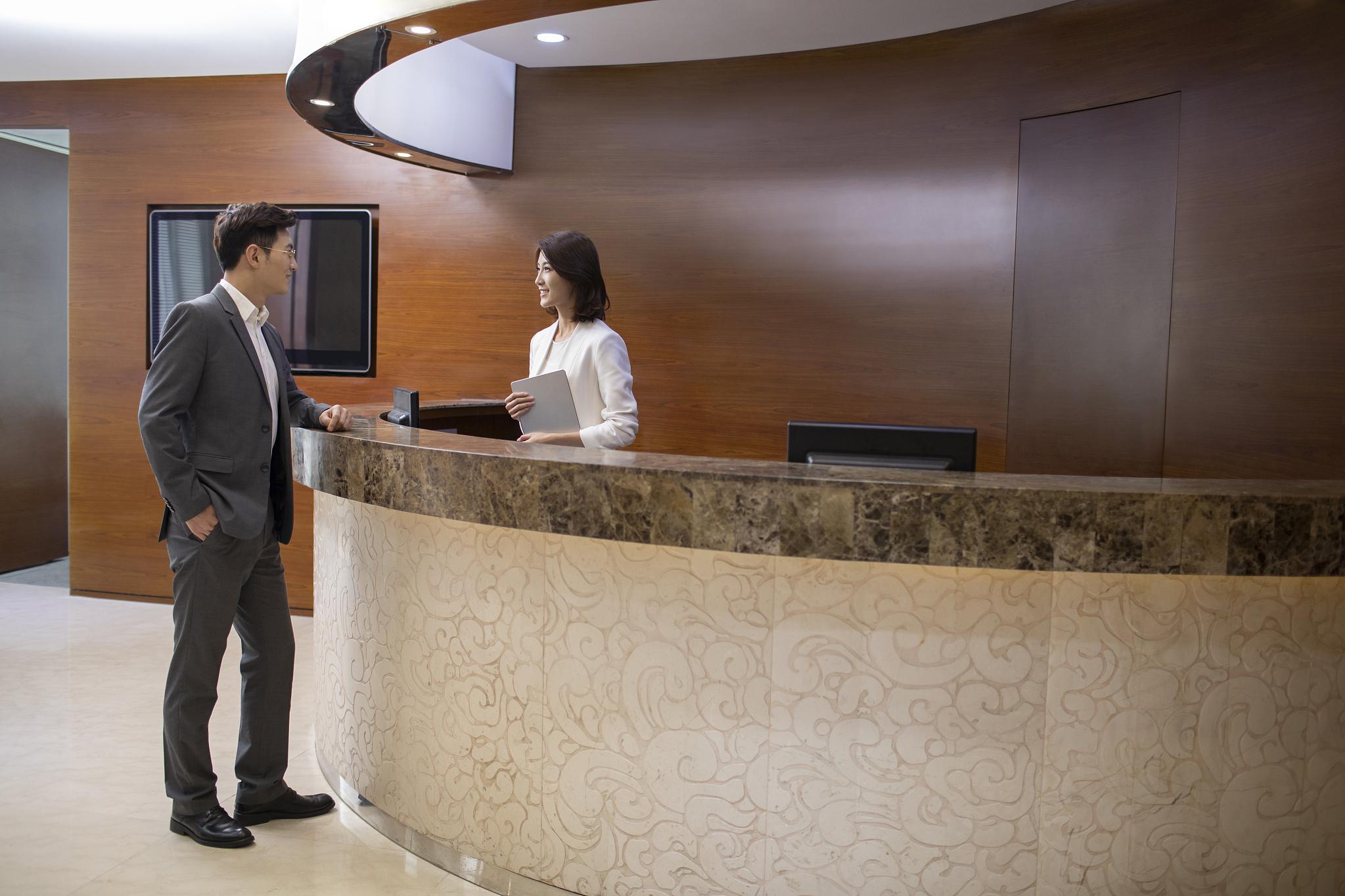 酒店前台:服务的窗口,形象的代表 酒店前台接待员是酒店服务的关键一