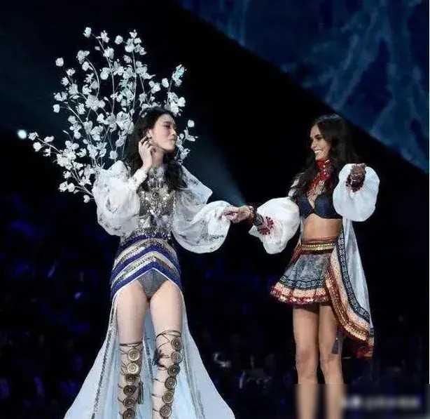 奚梦瑶维密摔倒事件:内耗者的启示与坚持 奚梦瑶在维密t台上的摔倒,无