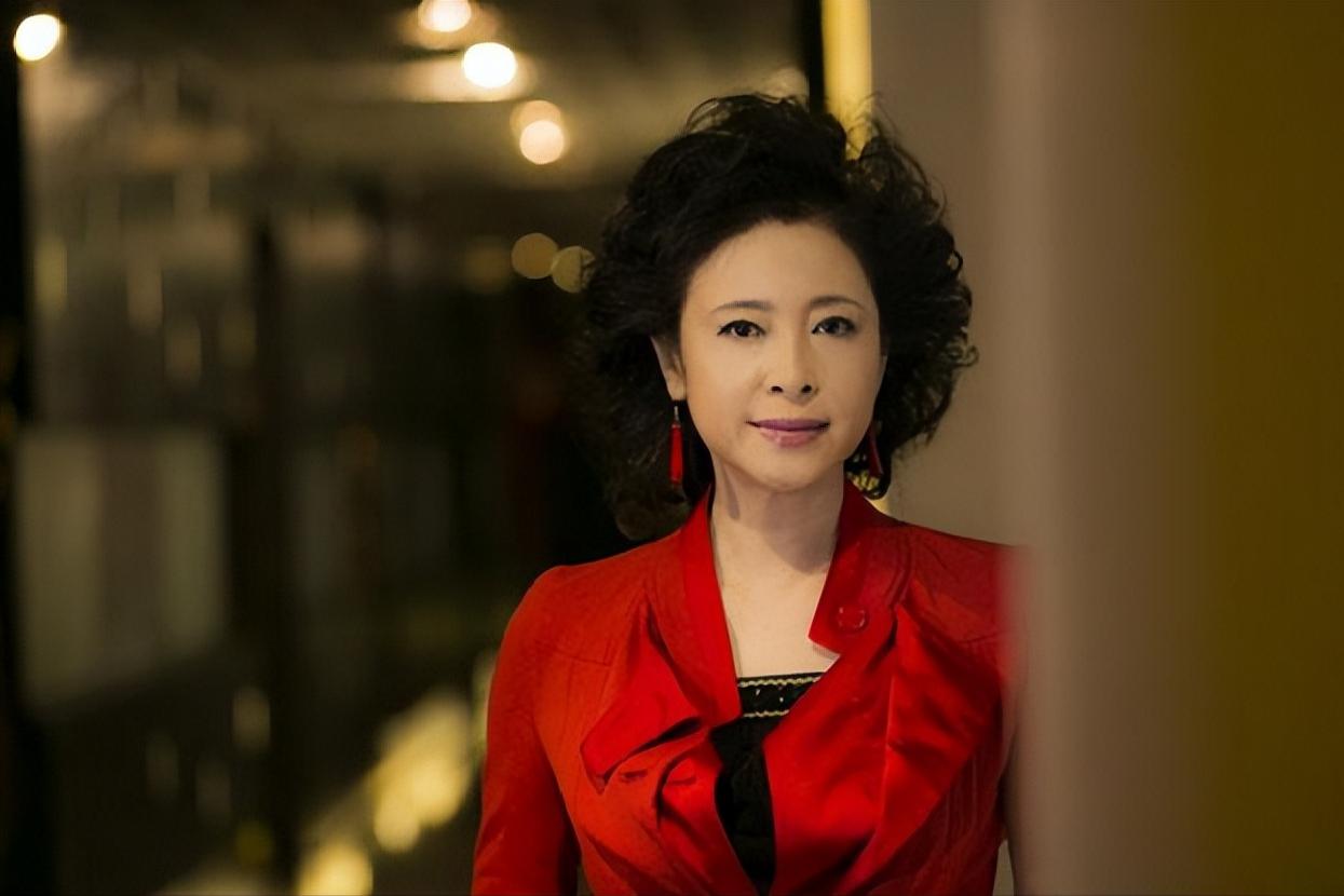 演员李小燕:20年的婚姻 李小燕,上世纪八十年代的美女明星,因一组泳照