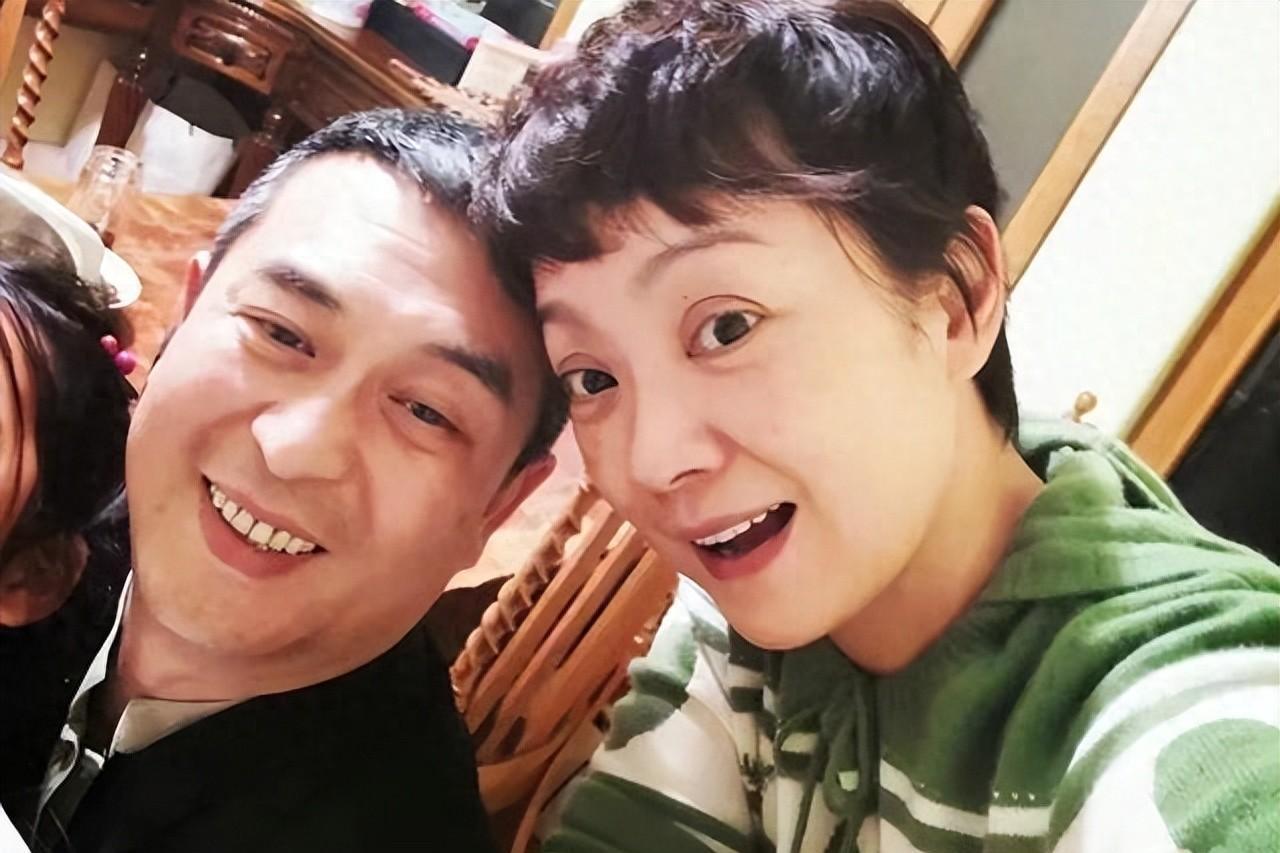 王海燕:张嘉益人生中的温暖港湾 在娱乐圈中,张嘉益与王海燕的婚姻