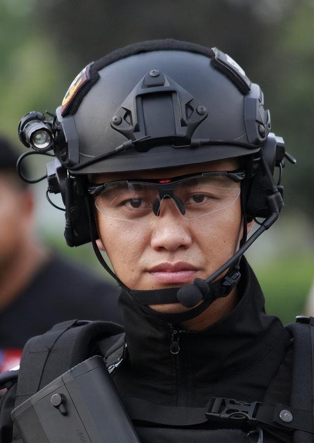 赵荀,这位一度以硬汉形象深入人心的男演员,如今却以一个全新的日系