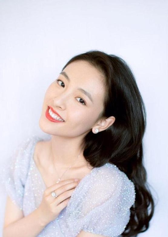 吴倩:从校花到女演员,事业与家庭的平衡挑战 吴倩,武汉大学艺术系的