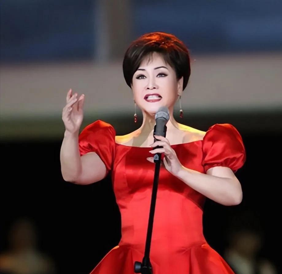 李谷一:生活充满悬念 李谷一,中国音乐界的传奇人物,她的音乐生涯从