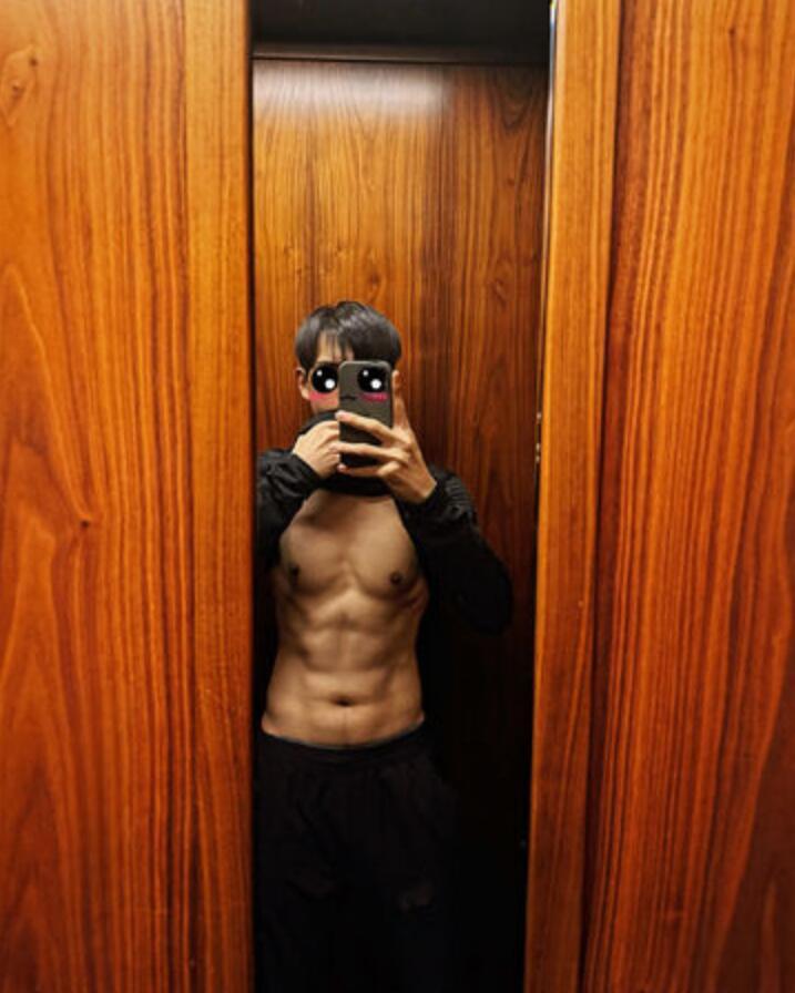 李现深夜秀8块腹肌 李现展现自己胸肌及8块腹肌,惊艳大票网友,晒出