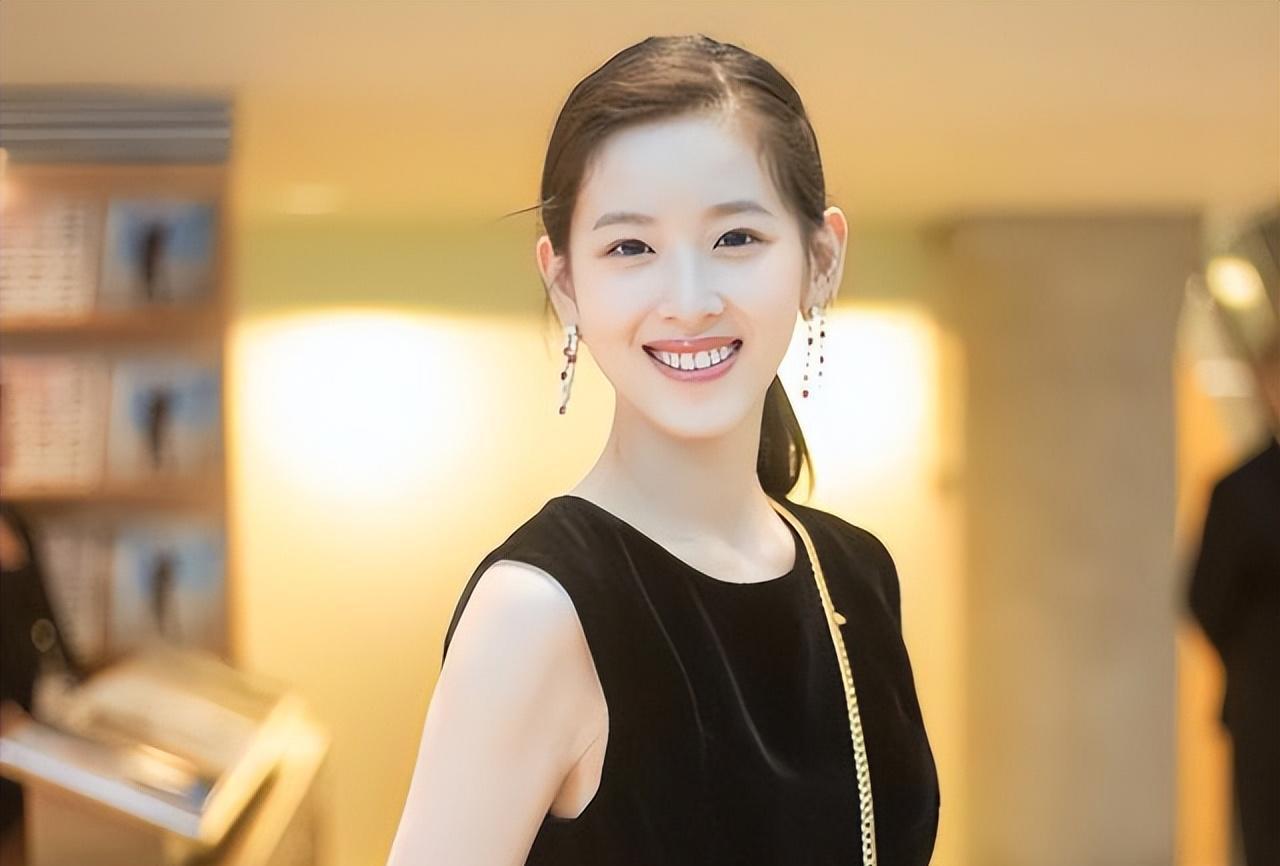 章泽天:刘强东背后的商业女强人 章泽天以600亿身家登上胡润财富榜,与