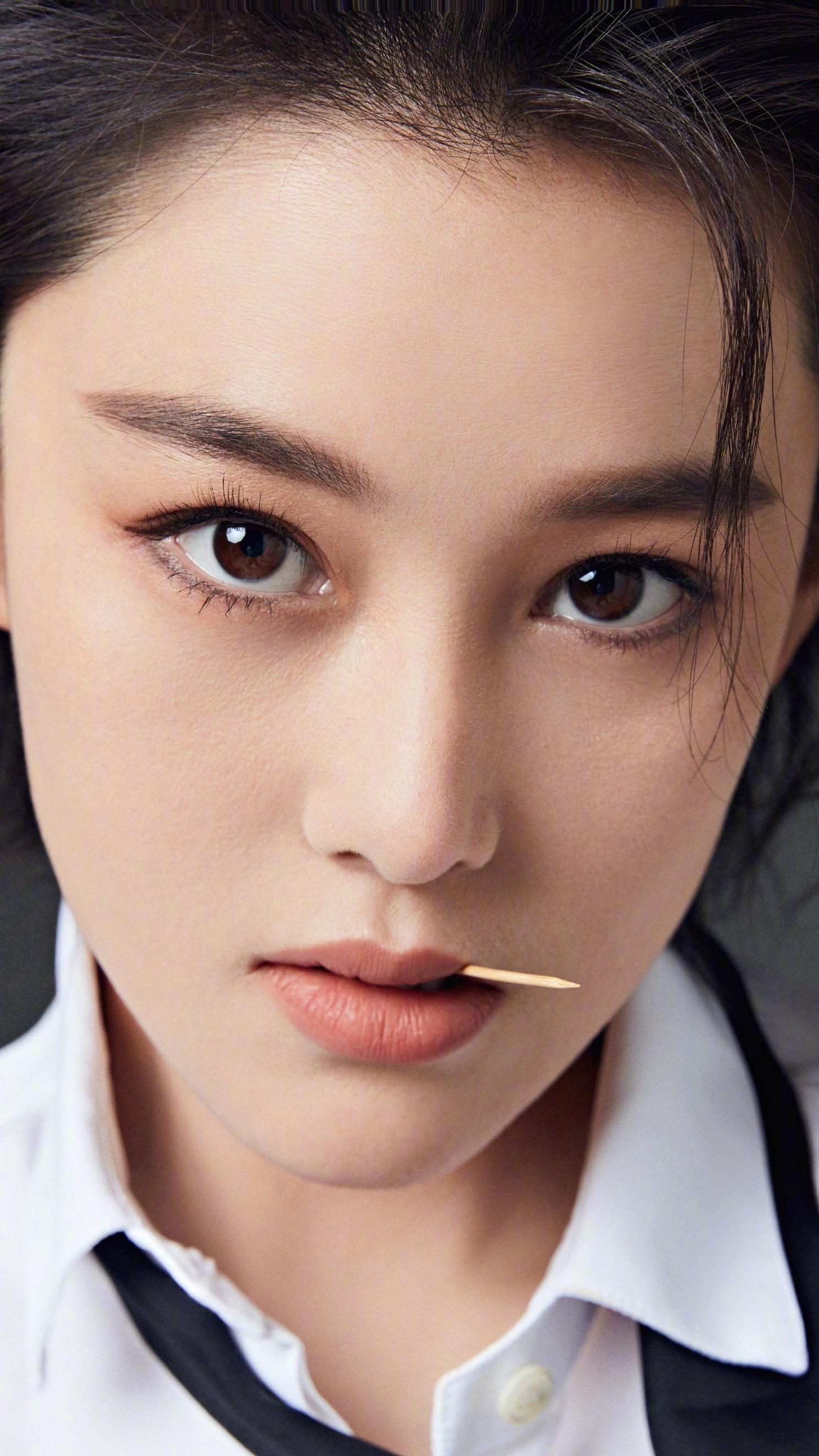 明星买气球引共情 张馨予在街头买下步履蹒跚老人的气球,视频发到网上