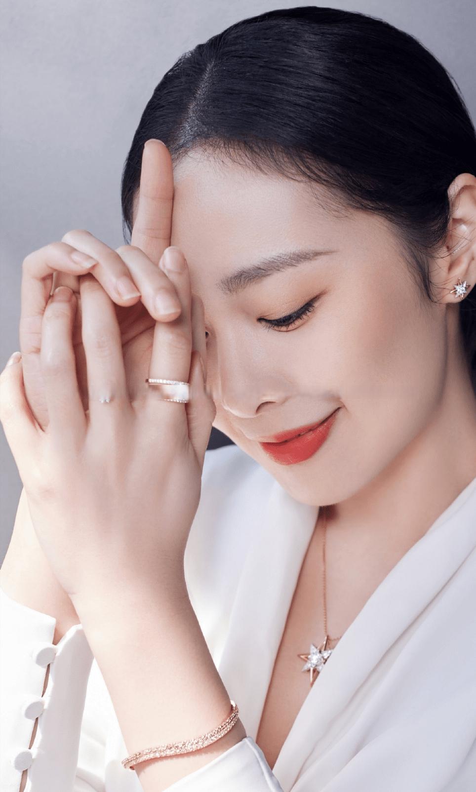 高叶:从"大嫂"到自我,演艺之路的独行者 高叶,这位在《狂飙》中凭借