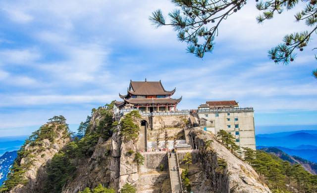 九华山:一座充满魅力的名山 九华山位于安徽池州市青阳县,是中国佛教"