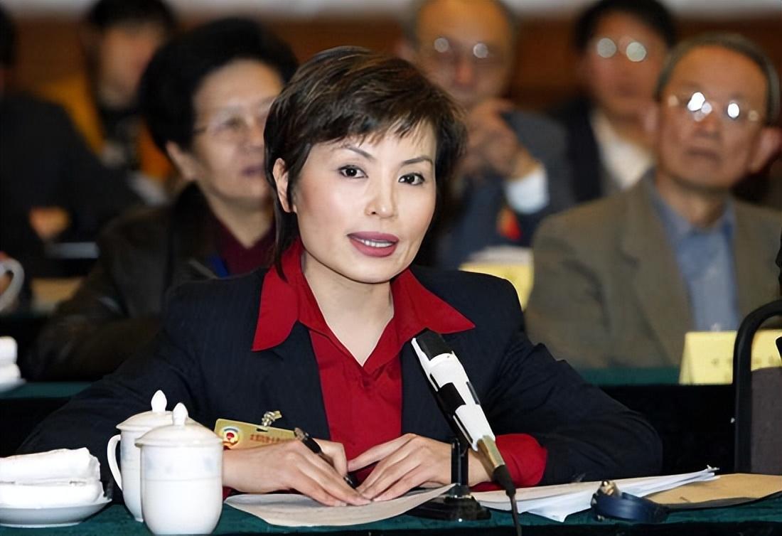 央视李瑞英:冷静应对工作与家庭挑战,成就卓越主持人生涯 李瑞英,这个