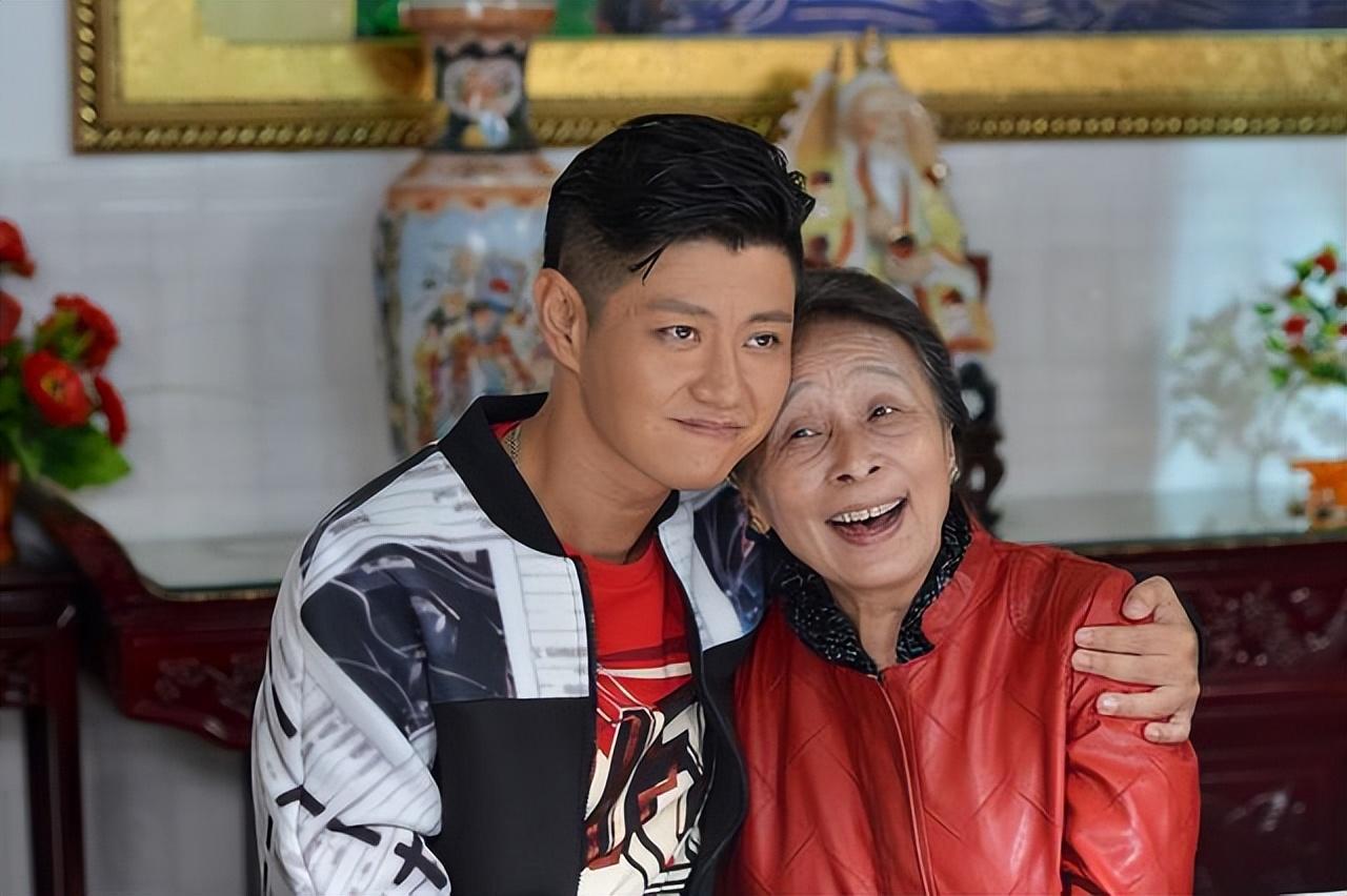 赵荀:从军旅硬汉到时尚型男的完美蜕变 早前,演员赵荀的形象引起了