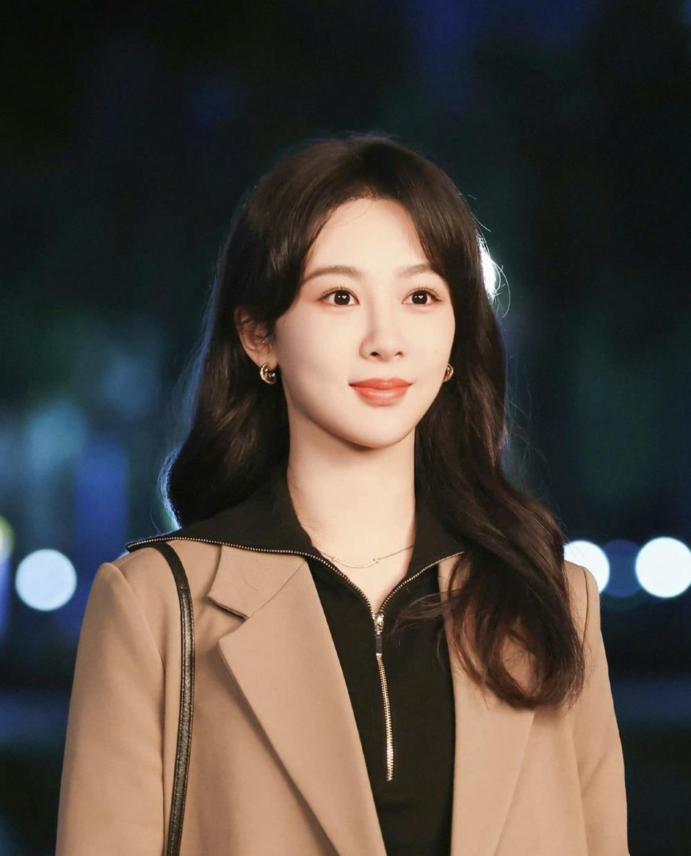 杨紫与关晓彤:对校园生活的深刻理解与出色演绎 电视剧《要久久爱》中