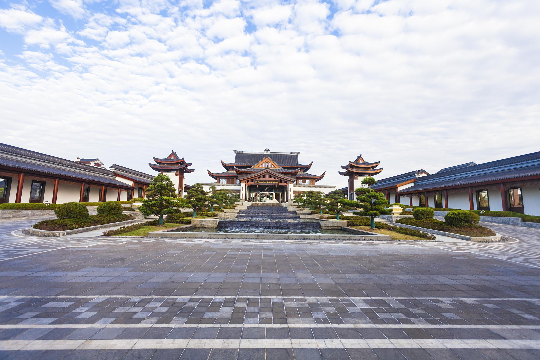 位于中国浙江省龙游县的龙游红木小镇,是一颗璀璨的红木文化明珠.