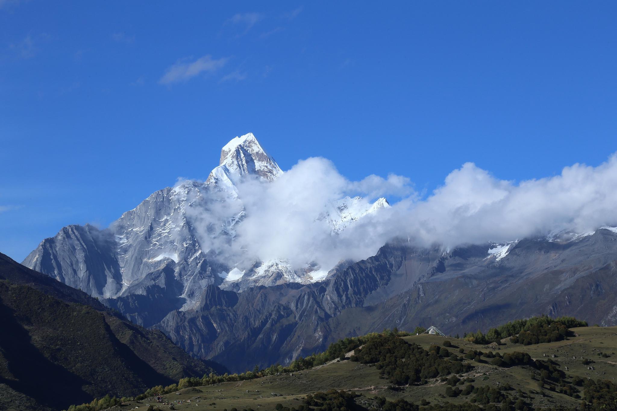 四姑娘山:征服挑战,领略自然之美 四姑娘山,被誉为"蜀山皇后",以其