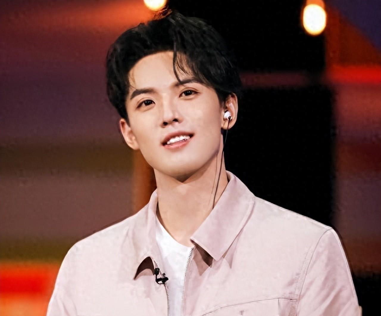 周峻纬:多才多艺的艺术家 周峻纬是一位多才多艺的艺术家,他的音乐