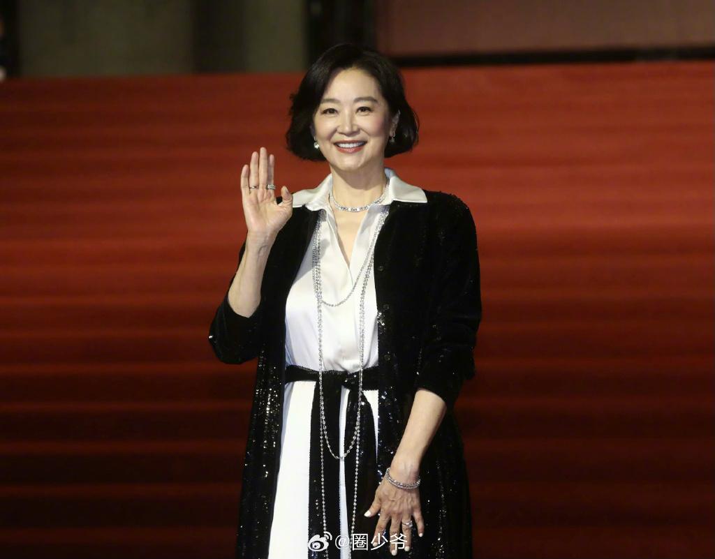 第60届金马奖获奖名单揭晓,林青霞获得终身荣誉奖,她一袭红衣造型接过