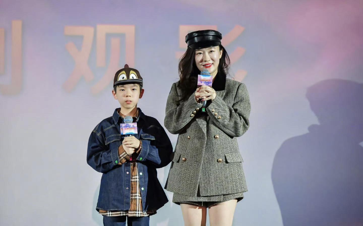 霍思燕儿子嗯哼腺样体面容引发热议 霍思燕和10岁儿子嗯哼一起出席某