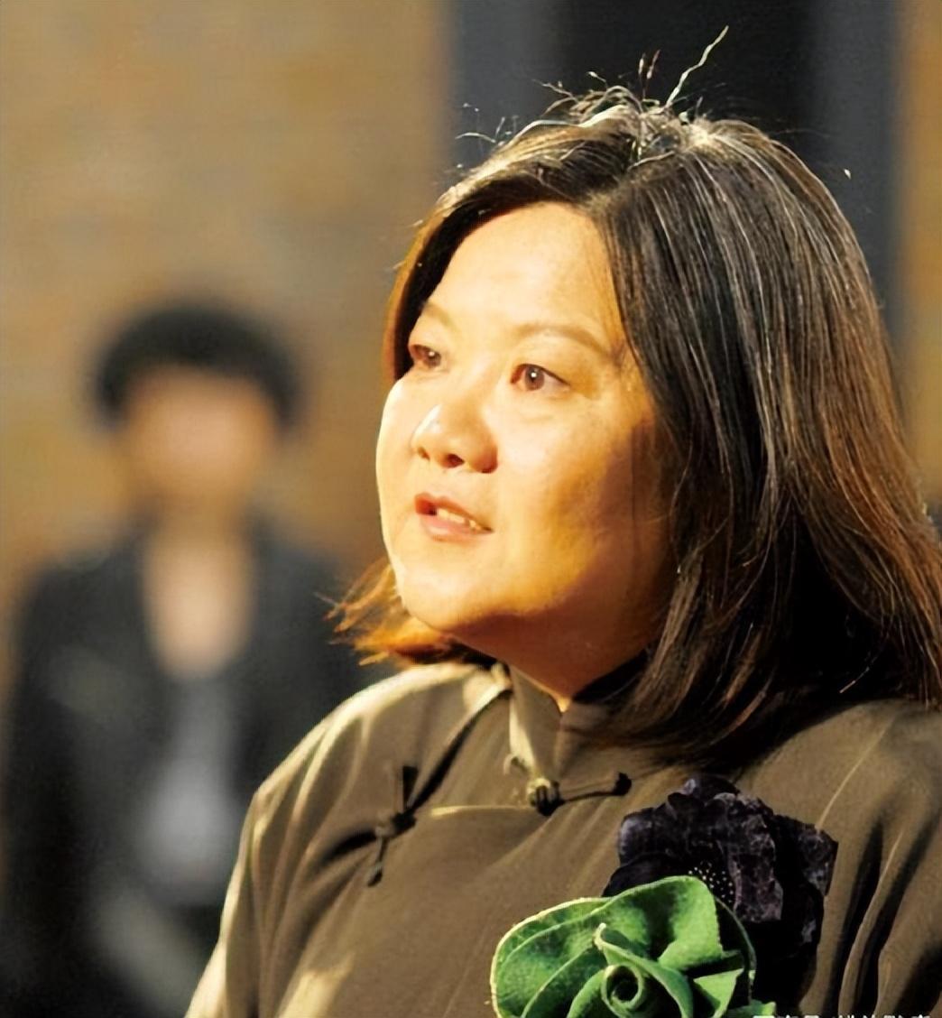 洪晃:从名门之女到自由灵魂的华丽转身 洪晃,一个出身名门,家世显赫的