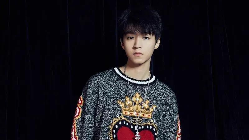 王俊凯怒斥代拍行为 王俊凯在机场怒斥代拍者的事件引发了我们对于