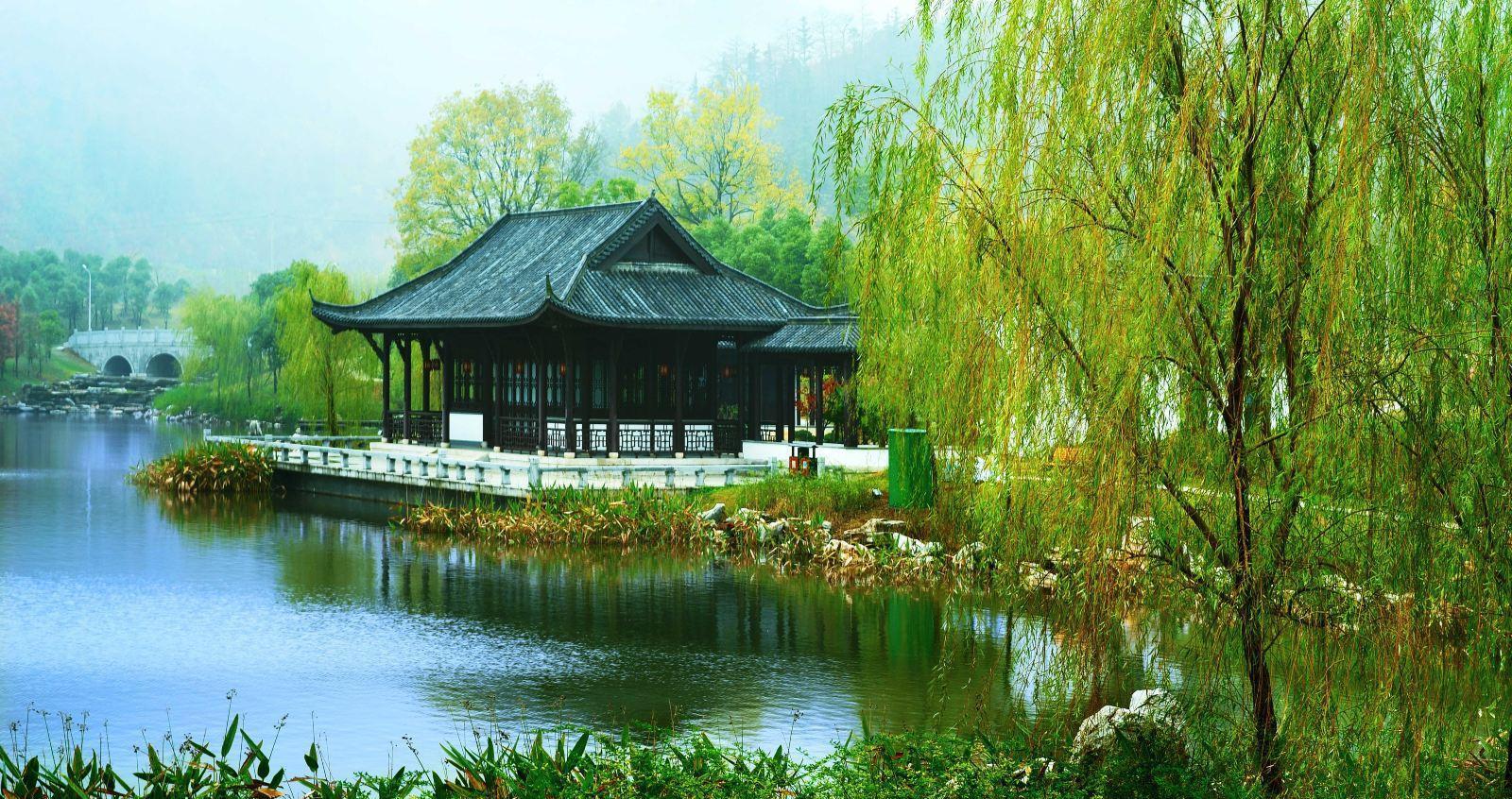 敬亭山:文化载体与自然风光的完美结合 敬亭山位于安徽省宣城市中心以