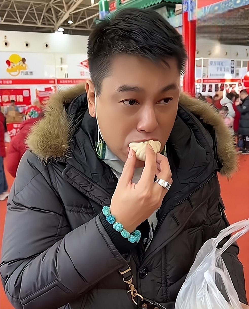 朱孝天:幸福的定义 朱孝天,曾经的"f4"成员,如今已经不再是风流倜傥的