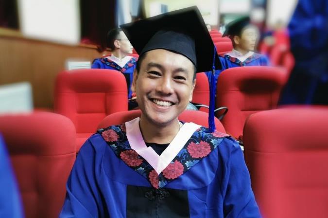 朱孝天:幸福的定义 朱孝天,曾经的"f4"成员,如今已经不再是风流倜傥的