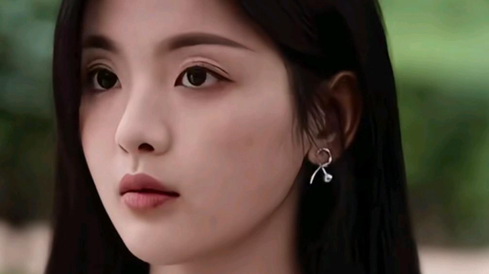 杨超越:疯批小白花 杨超越在电视剧《如果奔跑是我的人生》中饰演的"