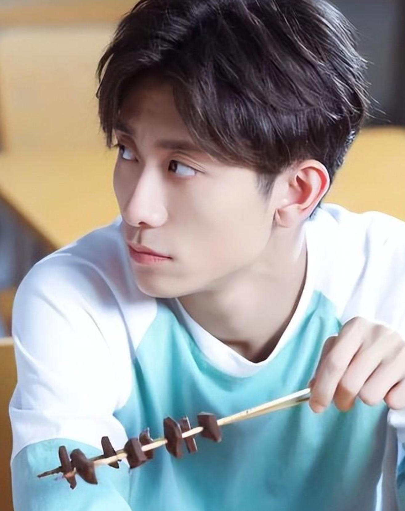 杨紫大学同学魏健隆结婚,张一山担任伴郎 杨紫的大学同学魏健隆结婚