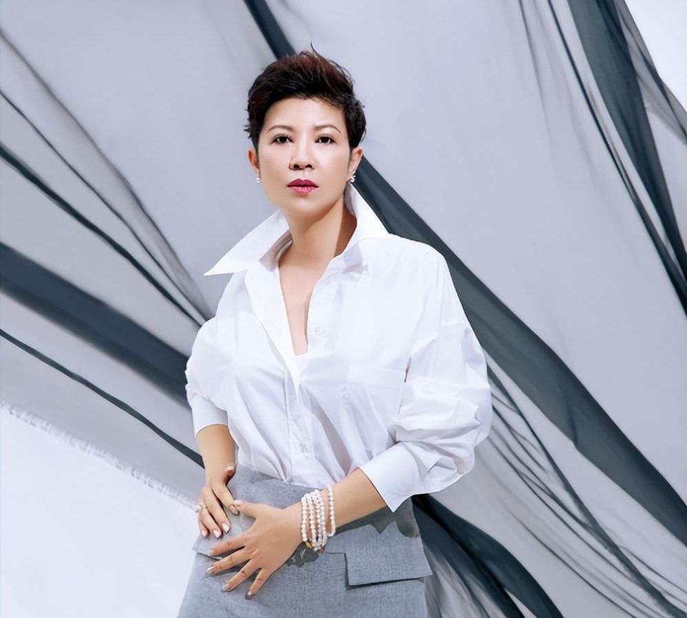 从春晚到感情 杭天琪是一位音乐才女,曾在春晚上表现卓越,但感情生活