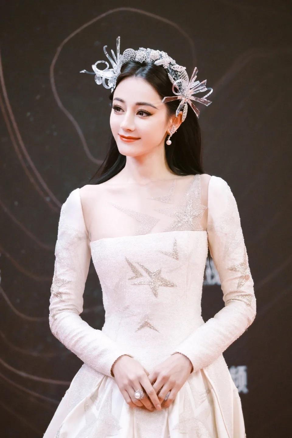 迪丽热巴:迷路中的璀璨星辰,令人疯狂心动 迪丽热巴,这位美丽动人的