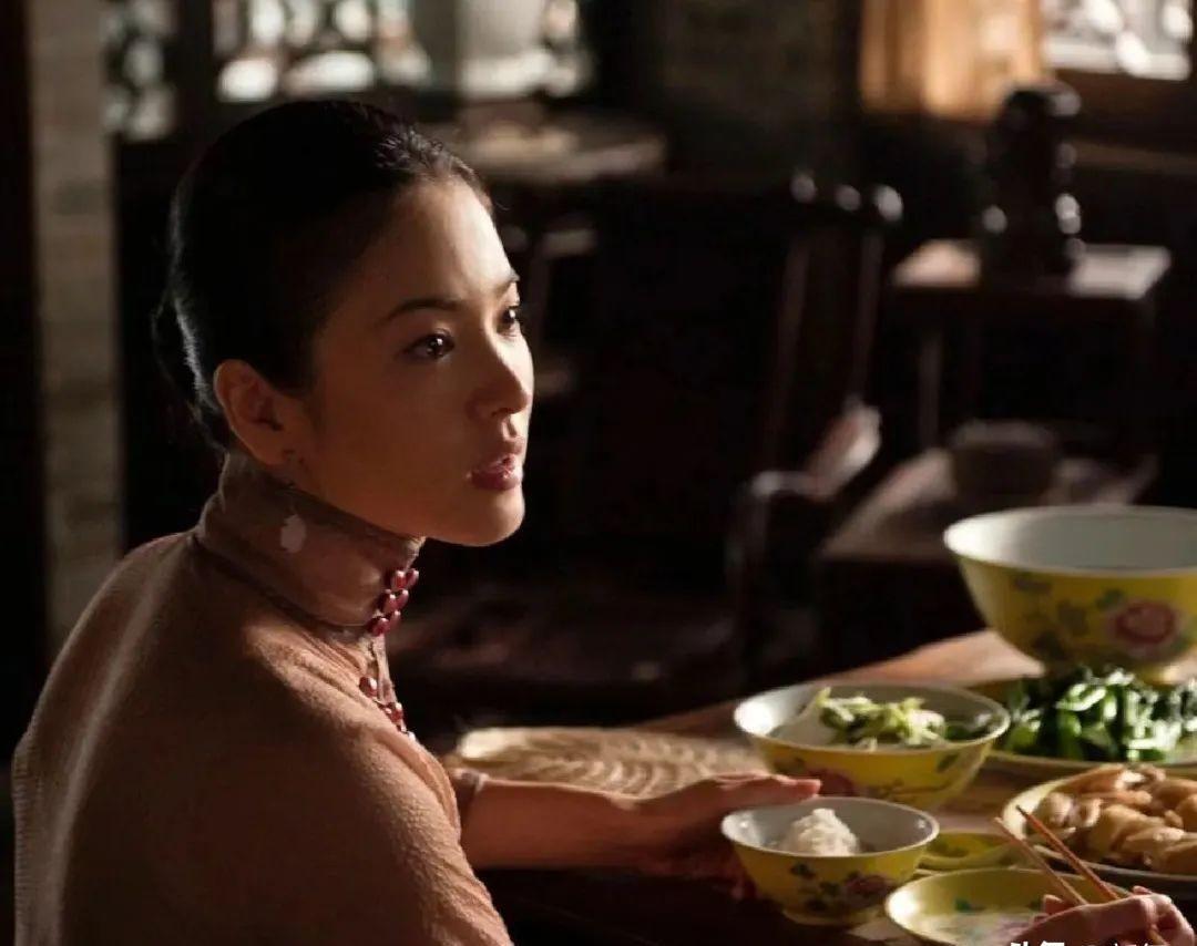 王家卫镜头下的美女:揭示独特美学的商业价值 王家卫导演的电影总是引