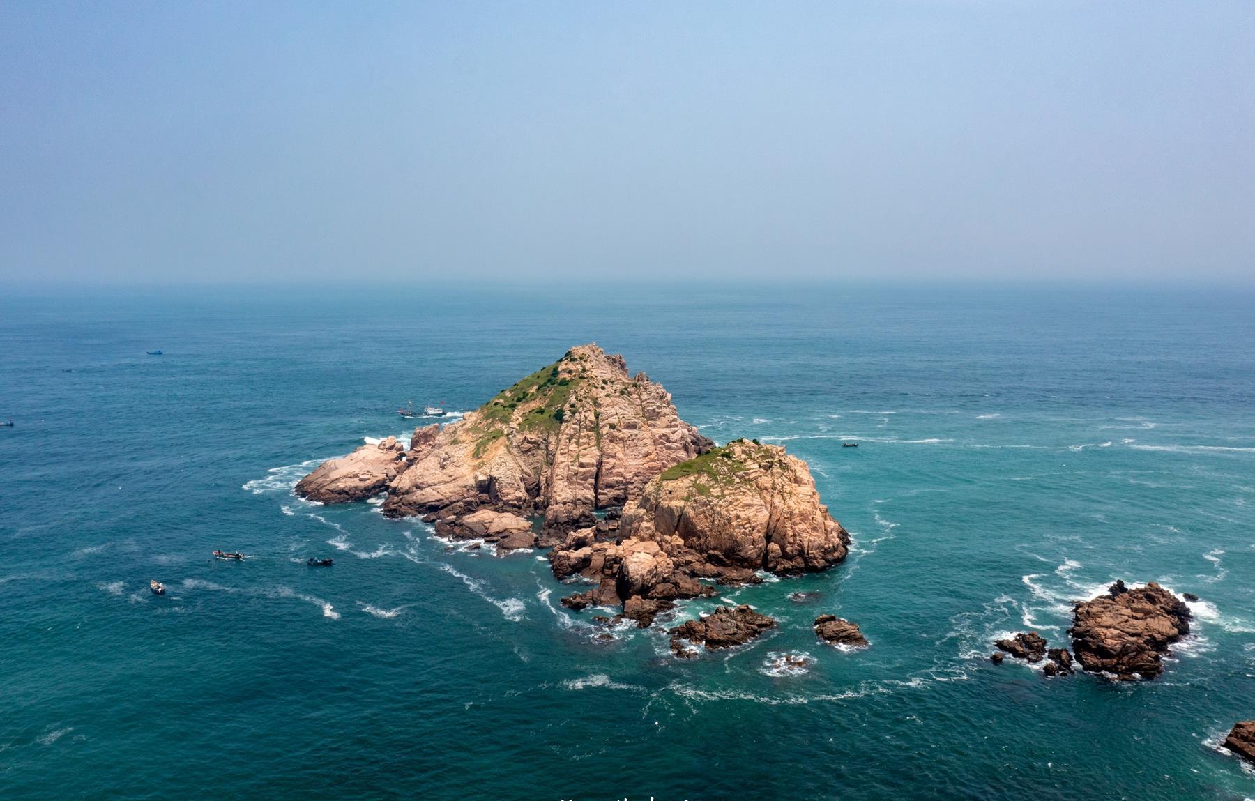 嵊山岛:人间仙境后头湾村 嵊山岛位于浙江省舟山市嵊泗县,是中国最大