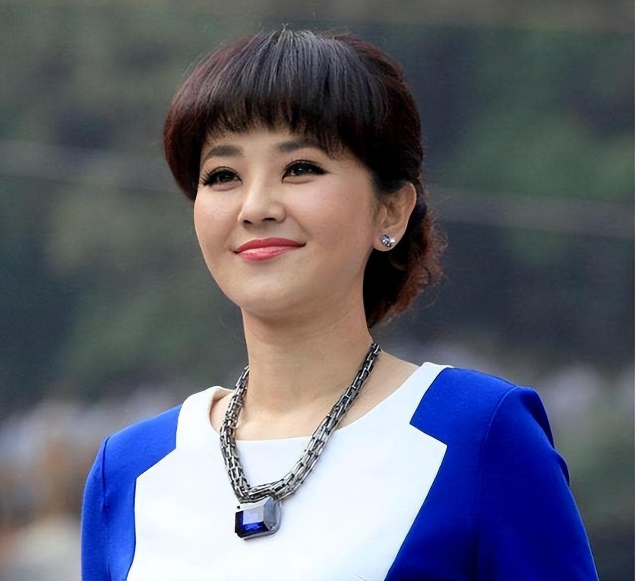 方琼:从幼师到央视名主持,她的人生波折与婚姻选择 方琼,这位如今在