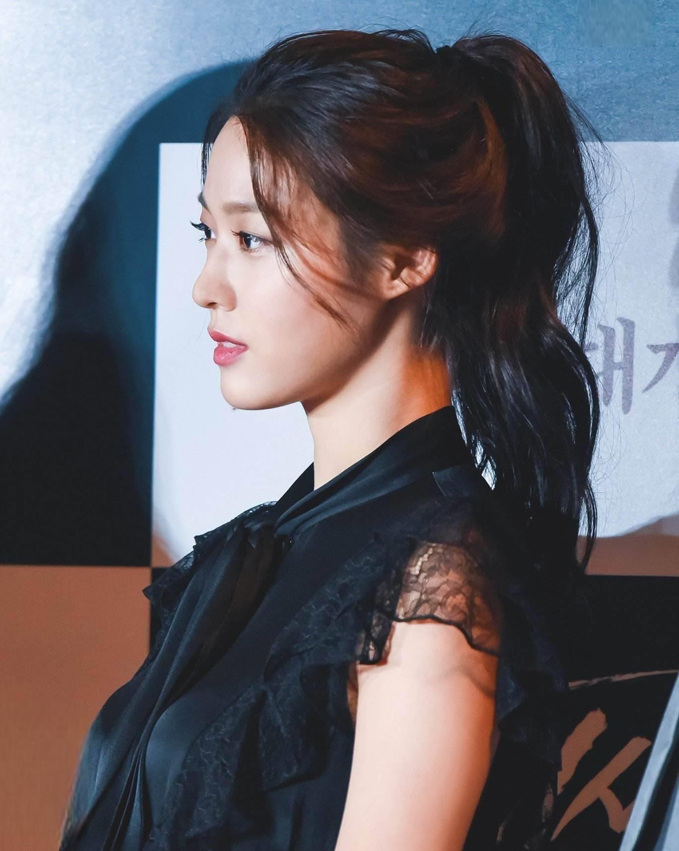 金雪炫:南韩尤物的魅力与内在力量的展现 金雪炫,这