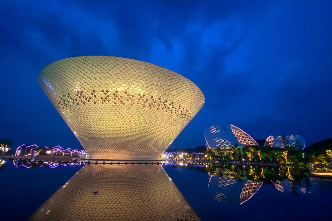 景德镇:陶瓷文化的代表城市 景德镇,这座被誉为"瓷都"的城市,以其独特