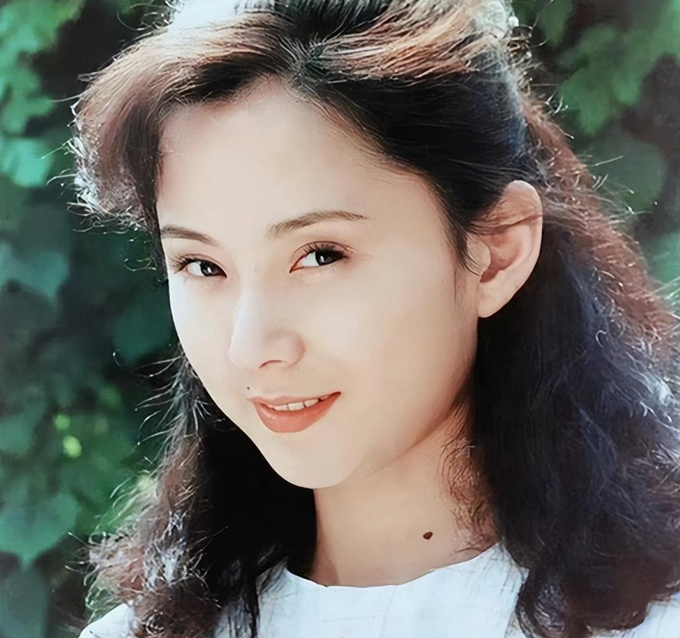 安雯:被命运捉弄的"晴雯" 安雯,曾是《红楼梦》中晴雯的扮演者,她的