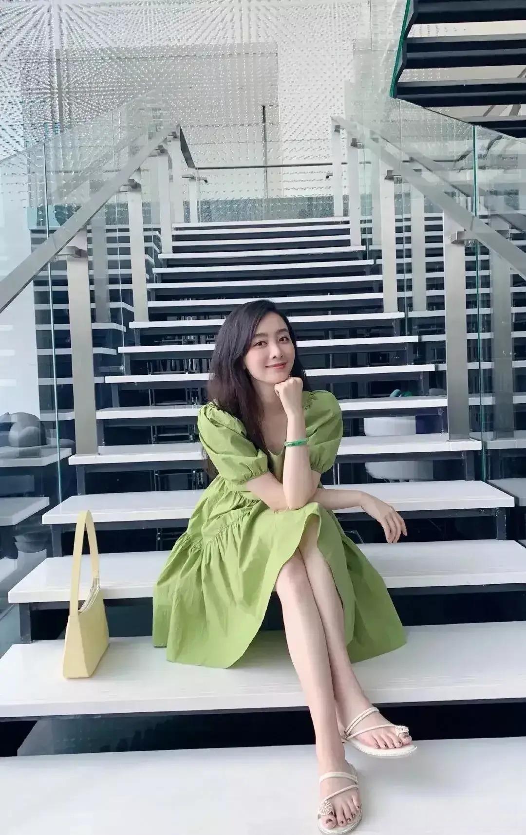 央视主播郭若天:形象端庄 郭若天是一位年轻的女主播,她凭借自己的