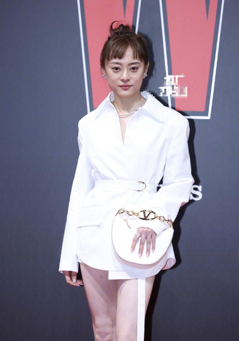 孙俪与唐嫣:状态被热议 孙俪和唐嫣都是娱乐圈中的女星,唐嫣的状态被