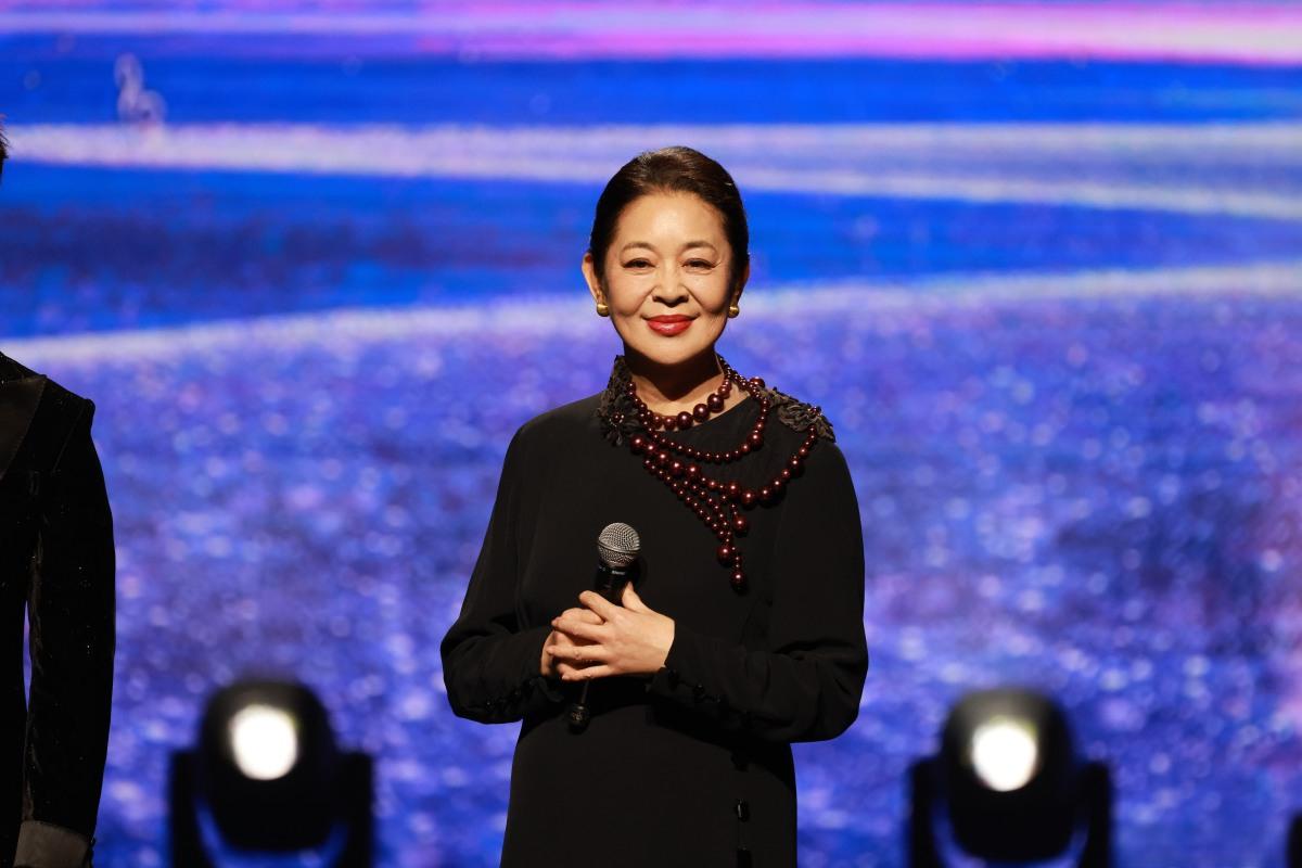 倪萍辟谣整容:朴实大方足够了 备受尊敬的主持人倪萍在东方甄选直播间