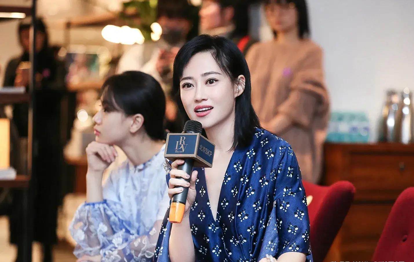 谭卓章宇:电影矛盾情侣成真 谭卓官宣恋情,男友是演员"黄毛"章宇,两人