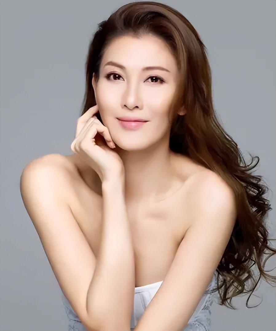 娱乐圈风云:李彩桦的坚守与选择 李彩桦,这个名字或许已经逐渐淡出