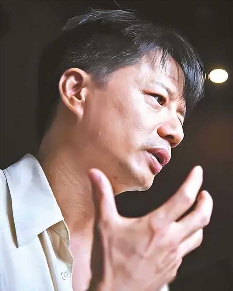 段奕宏:演艺圈的坚守者与爱情长跑的赢家 段奕宏,一个新疆草原的汉子