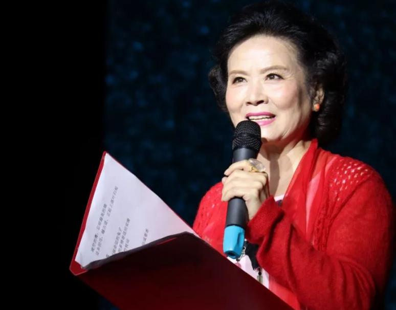 71岁仍坚守舞台,一曲《榜样》感动千人 陕西电视台的传奇主持人陈爱美