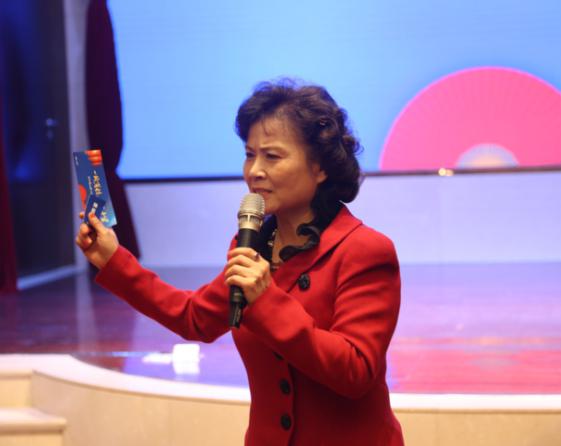 71岁仍坚守舞台,一曲《榜样》感动千人 陕西电视台的传奇主持人陈爱美