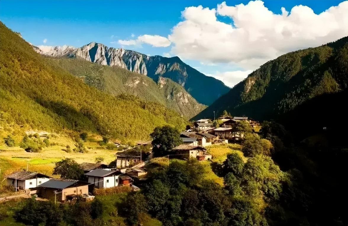 尼汝村 尼汝村,这个坐落在云南东北部群山怀抱中的原始村落,被誉为"