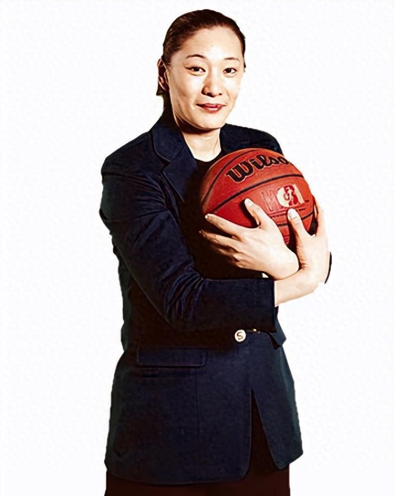 女篮李昕:坚强的篮球女孩 李昕,一位备受瞩目的女篮球明星,经历了与