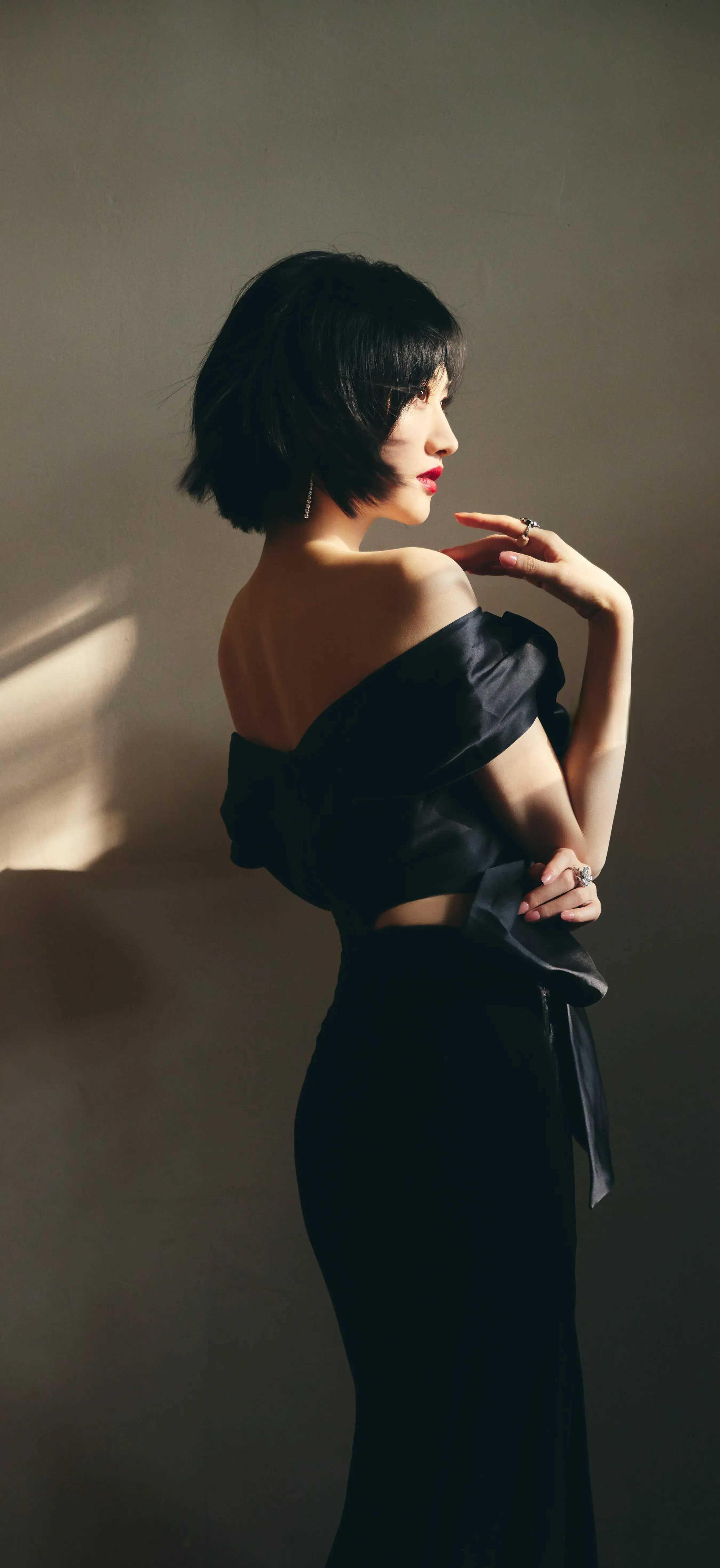 景甜红毯时尚引热议:黑色与花色礼服,哪款更胜一筹?