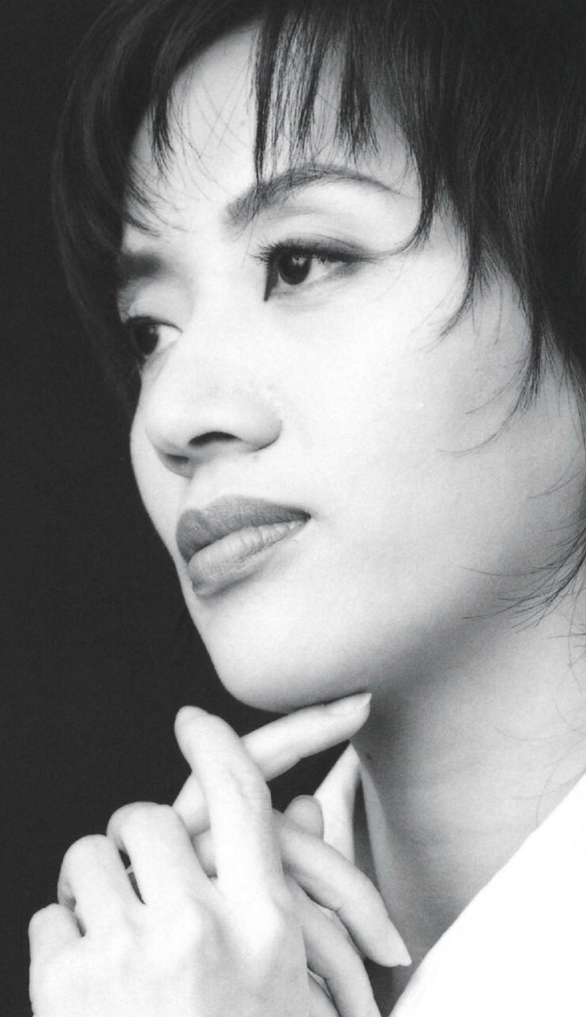 梅艳芳:家庭炼狱到舞台巅峰 梅艳芳的人生经历充满了坎坷和波折,她在